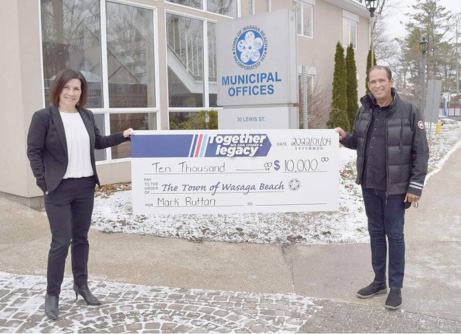 Mark Ruttan Donates $10,000K To The Twin-Pad Arena and Library